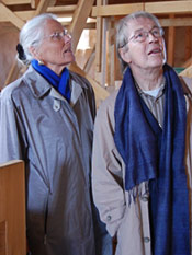 Maija Kairamo ja Juha Leivisk kuuluivat jlleenrakennusvuosina sistilatyryhmn. Jo aiemmin mukana olleet asiantuntijat haluttiin kevll 2008 kutsua mys luonnostyryhmn kokoukseen.