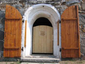 "Pahoittelemme, mutta kirkko on suljettu maalaustyön vuoksi alkaen 4.7.2005" lukee kyltissä kirkon ovella.