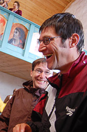 Pastori Andreas Hoffmann Frankfurtista tunnustautuu Osmo Rauhalan taiteen ihailijaksi. Kuva Meri &Ouml;hman.