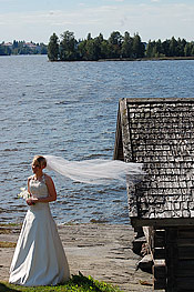 Johanna Nieminen oli elokuussa avatun kirkon ensimmäinen morsian. Avioliittoon vihkimisen myötä sukunimi vaihtui Birgerssoniksi. Kuva Meri Öhman.