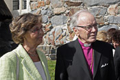 Arkkipiispa emeritus John Vikstr&ouml;m puolisoineen. Kuva Reijo Keskikiikonen.