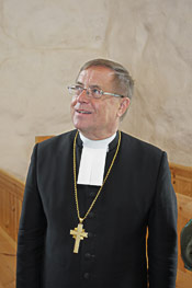 Arkkipiispa Jukka Paarma toimitti kirkon k&auml;ytt&ouml;&ouml;noton. Kuva: Reijo Keskikiikonen.