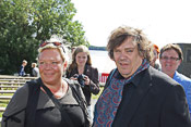 Taiteilija Kuutti Lavonen sisarensa kanssa. Kuva Reijo Keskikiikonen.