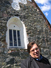 Kuutti Lavonen tutustumassa kirkon maisemiin toukokuussa 2005.