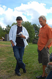 Taiteilijat Mauri Kunnas (oik.) ja Osmo Rauhala vaihtavat ajatuksia kirkonmäellä elokuussa 2009. Kuva Pirjo Silveri.