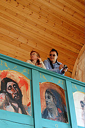 Aitiopaikalla kirkkosalia ihailemassa. Kuutti Lavosen Piet&aacute; ja Stabat Mater.