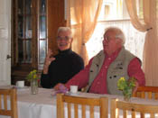 Pentti Sillanp&auml;&auml; (vas.) ja Heikki Mustalahti Ilolan pirtiss&auml; kahvilla 20.9.2006.