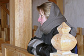 Ulla Rahola Tyrv&auml;&auml;n Pyh&auml;n Olavin kirkossa talvella 2005. Kuva Pirjo Silveri.