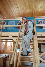 Ulla Rahola laskeutuu Kuutti Lavosen ty&ouml;maalta kev&auml;&auml;ll&auml; 2009. Lehterien maalaamista varten kirkkosaliin tarvittiin massiiviset telineet. Kuva Pirjo Silveri.