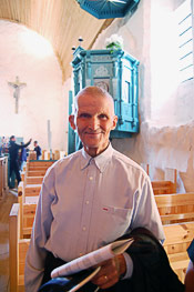 Kalevi Saari kuului monta vuotta talkoolaisten ydinjoukkoon. Valmis kirkko on suuri ilonaihe. Kuva Meri &Ouml;hman.