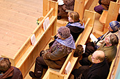 Monella kirkkovieraalla näkyi marttojen kirkkopyhänä siniruudullinen huivi, järjestön tunnus.