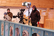 Televisiokamerat valmiina. Jumalanpalvelus Tyrvään Pyhän Olavin kirkosta lähetettiin suorana sekä televisiossa että radiossa.