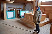 Kevät 2007. Ulla Rahola kuului myös taiteilijoitten työtä valvoneeseen luonnostyöryhmään. Joka kokouksen yhteydessä katsastettiin tilanne kirkossa.